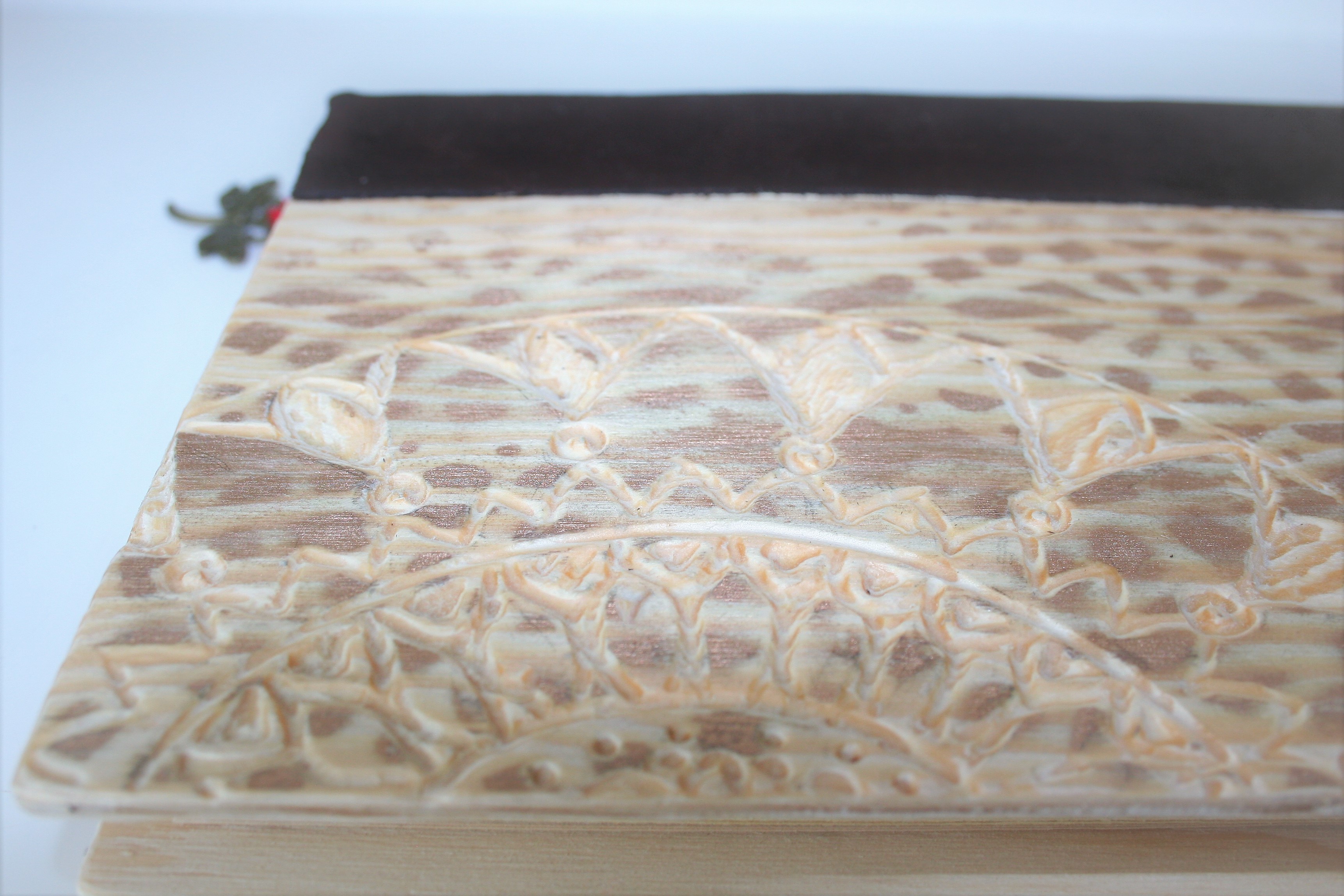 Kniha života - nepopsaná kniha detail dřevěných desek s mandalou