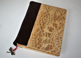 Kniha života - zavřená kniha, dřevěné desky s mandalou