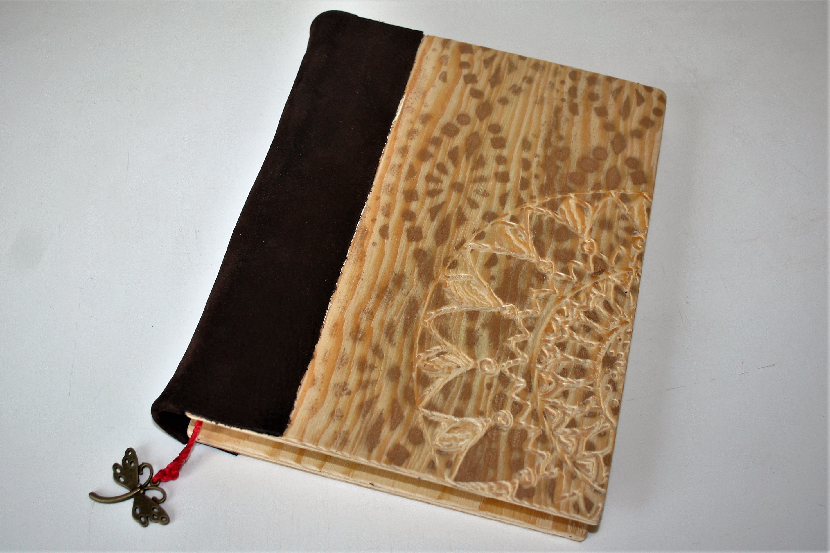Kniha života - zavřená kniha, dřevěné desky s mandalou